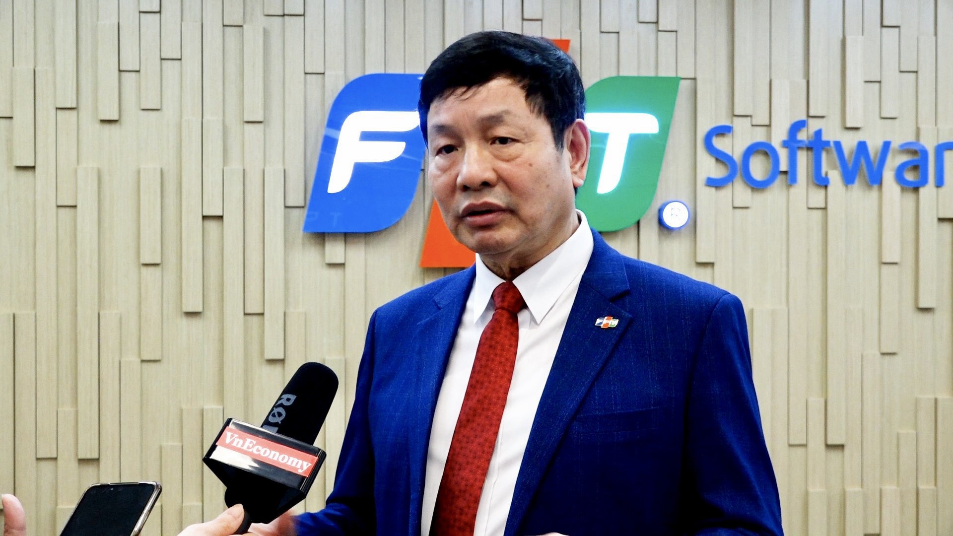 Sau 1 tỷ USD, FPT đang thay đổi vị thế, l&agrave; thế giới phải cần đến FPT. Ch&uacute;ng ta phải n&oacute;i ch&uacute;ng ta c&oacute; những sản phẩm g&igrave;, những dịch vụ g&igrave; kh&aacute;c biệt tr&ecirc;n thế giới