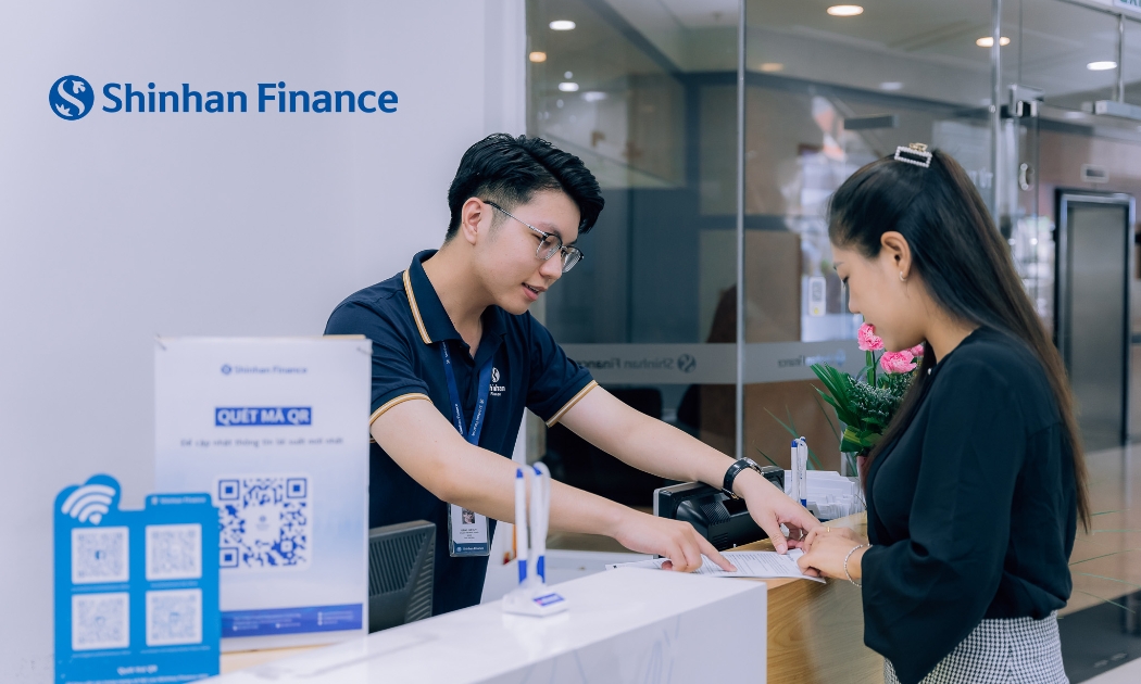 Khách hàng giao dịch tại Shinhan Finance.