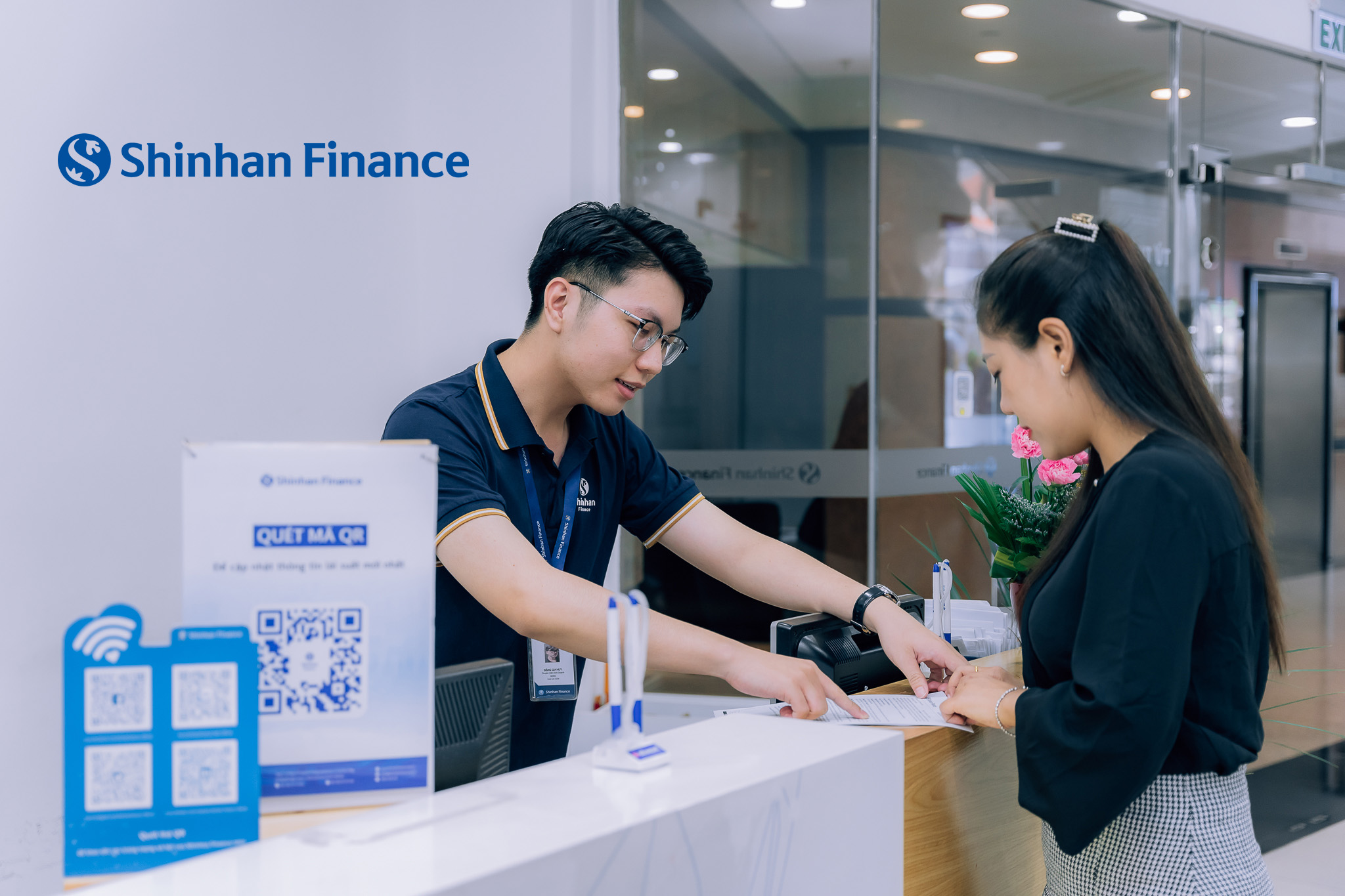 Khách hàng giao dịch tại Shinhan Finance.