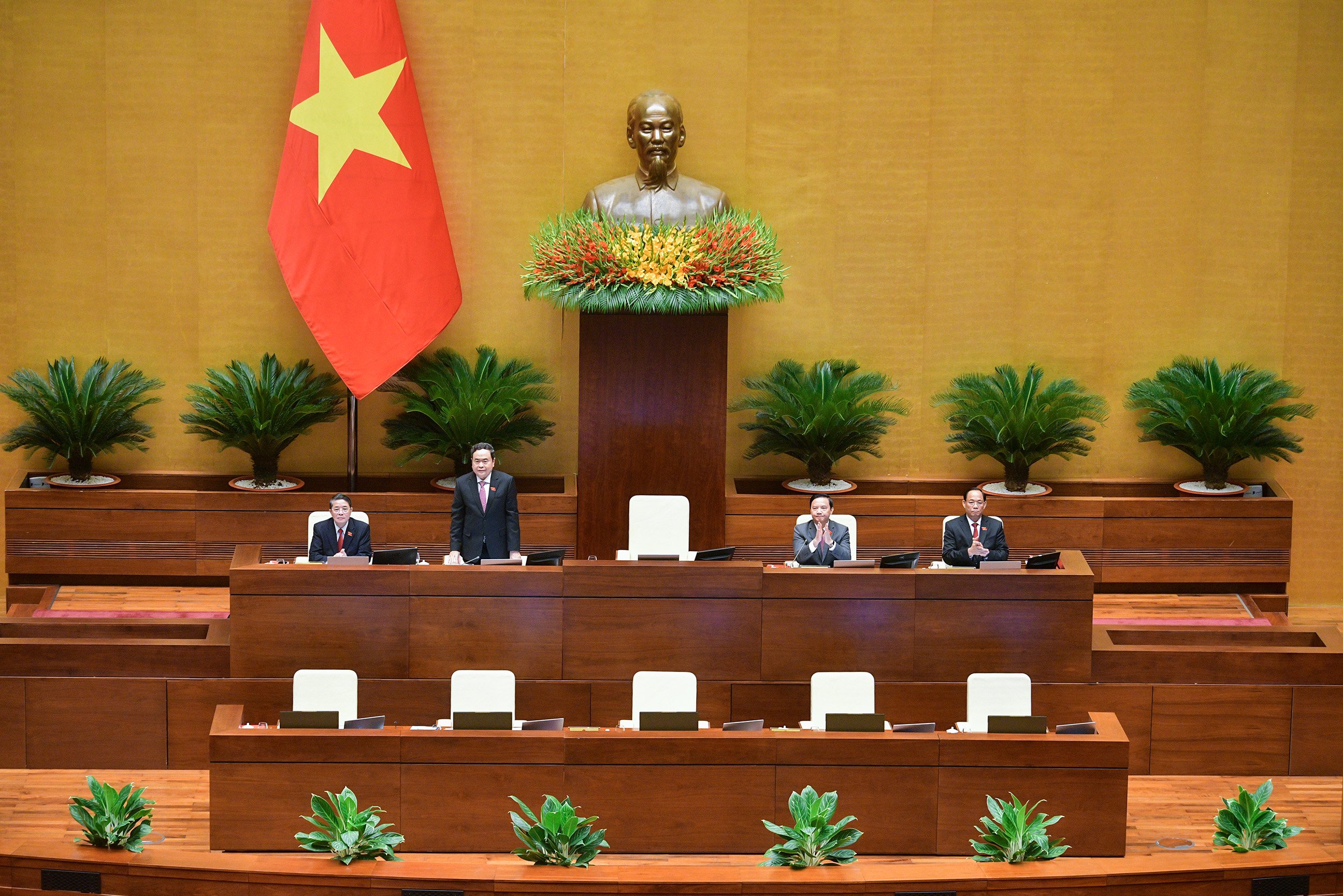 Phó Chủ tịch Thường trực Quốc hội đề nghị các vị đại biểu Quốc hội xem xét, thảo luận kỹ lưỡng để việc quyết định công tác nhân sự đảm bảo chặt chẽ, đúng quy định của Đảng, pháp luật của Nhà nước, đạt sự đồng thuận, thống nhất cao.