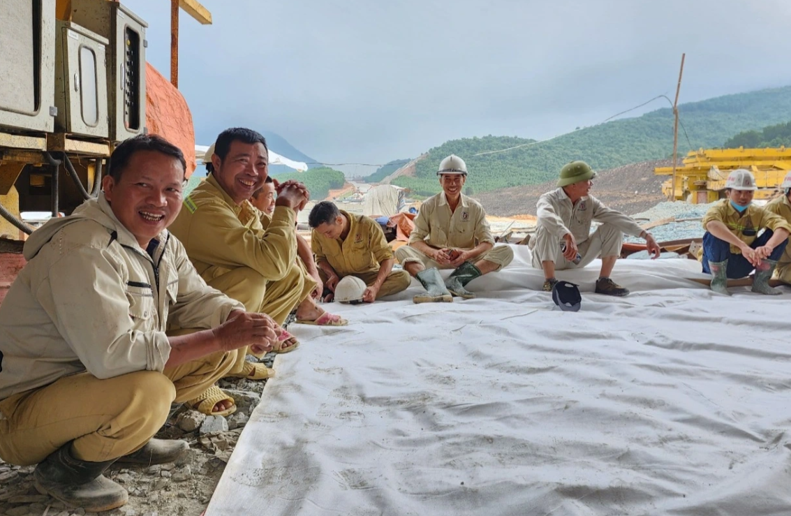 Niềm vui của các kỹ sư, công nhân trong ngày thông nhánh hầm Đèo Bụt (Ảnh: Diệp Anh).