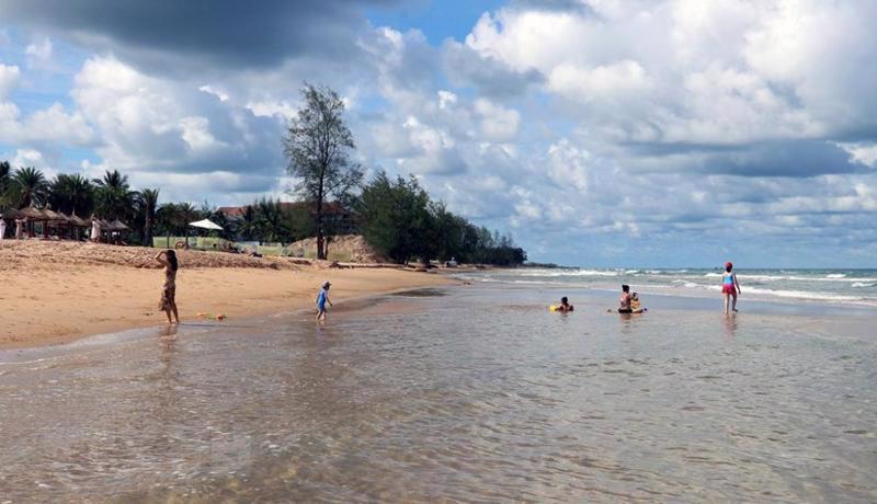 Biển Trần Đề (Sóc Trăng) nơi có trữ lượng cát biển lên đến hàng trăm triệu mét khối, đáp ứng các yêu cầu làm vật liệu đắp nền đường theo TCVN 9436:20122. 