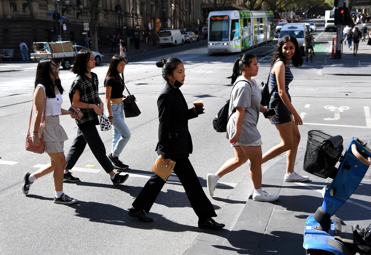 Kh&aacute;ch quốc tế v&agrave; sinh vi&ecirc;n nước ngo&agrave;i đang trở th&agrave;nh những yếu tố th&uacute;c đẩy kinh tế ph&aacute;t triển, gi&uacute;p Australia tr&aacute;nh được nguy cơ suy tho&aacute;i.