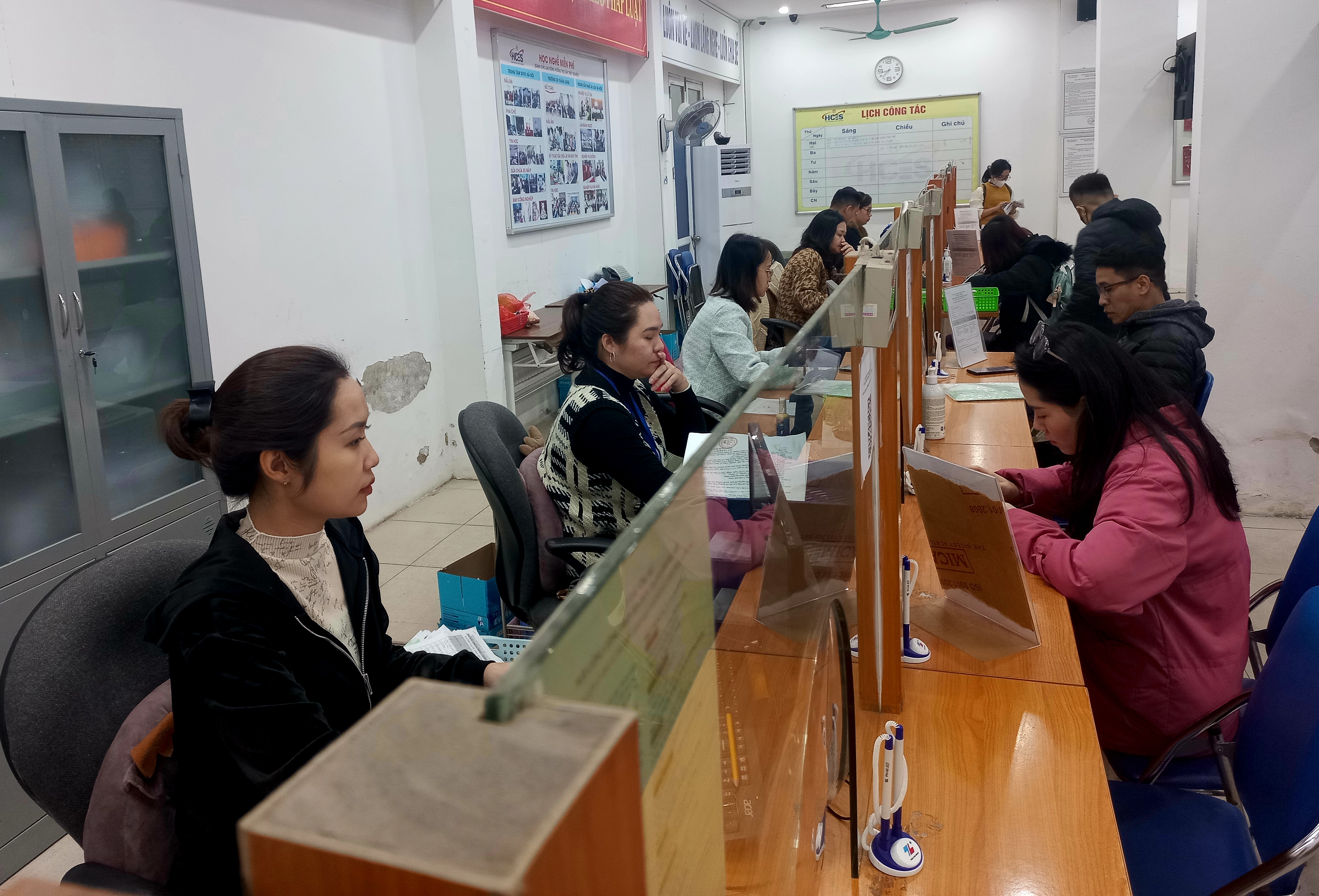 Người lao động l&agrave;m thủ tục hưởng chế độ li&ecirc;n quan đến bảo hiểm tại H&agrave; Nội. Ảnh: N.Dương.