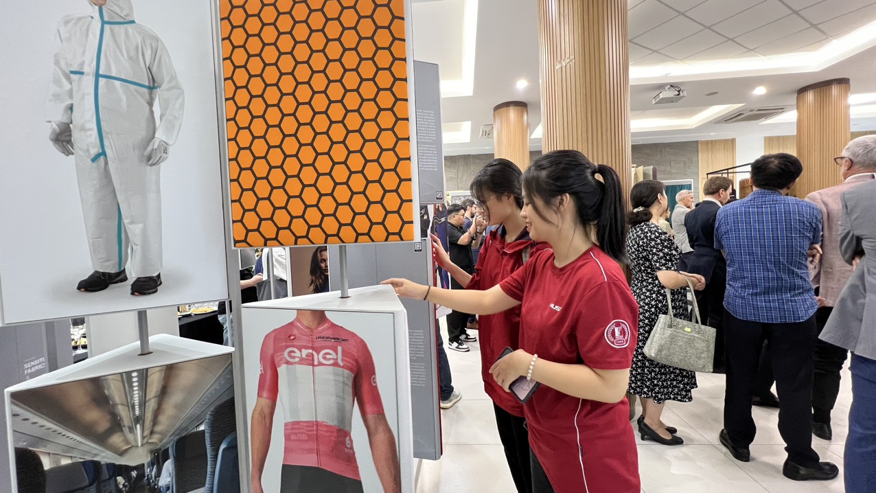 Vải Italia trưng bày tại Fabrica.