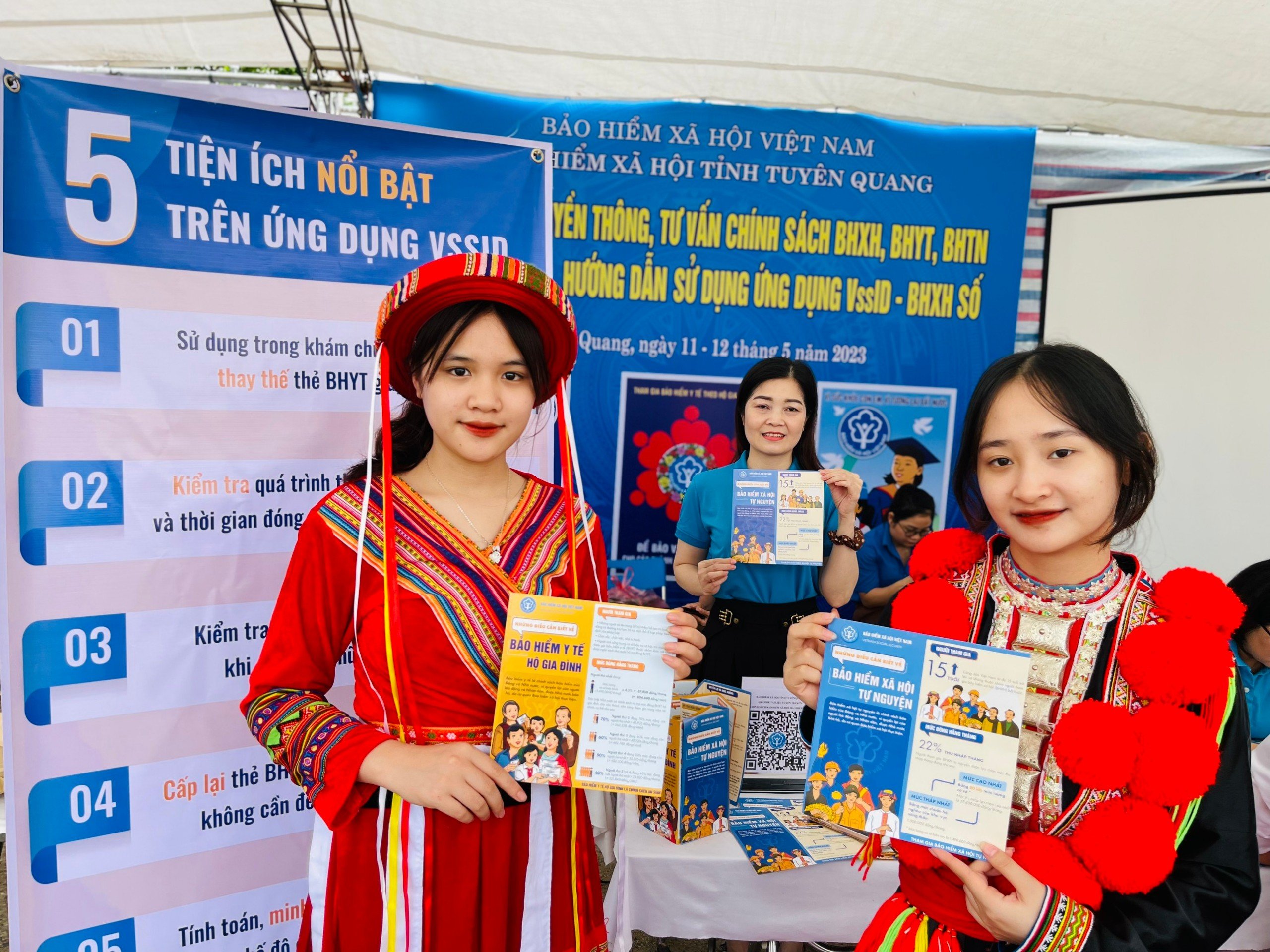 Người dân được thụ hưởng nhiều lợi ích từ chuyển đổi số của ngành Bảo hiểm xã hội.