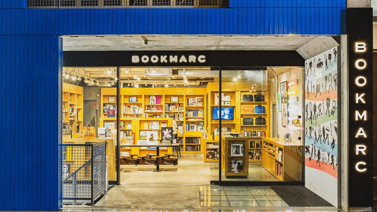 M&ocirc; h&igrave;nh hiệu s&aacute;ch của c&aacute;c thương hiệu xa xỉ Marc Jacobs, Louis Vuitton v&agrave; Saint Laurent.