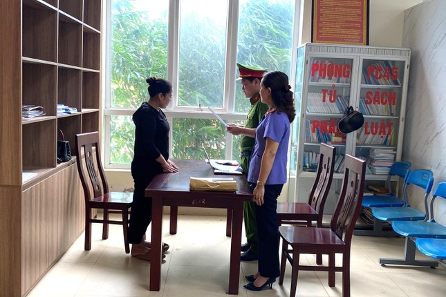 Cơ quan chức năng đọc lệnh bắt tạm giam đối với Trần Thị Hằng Nga