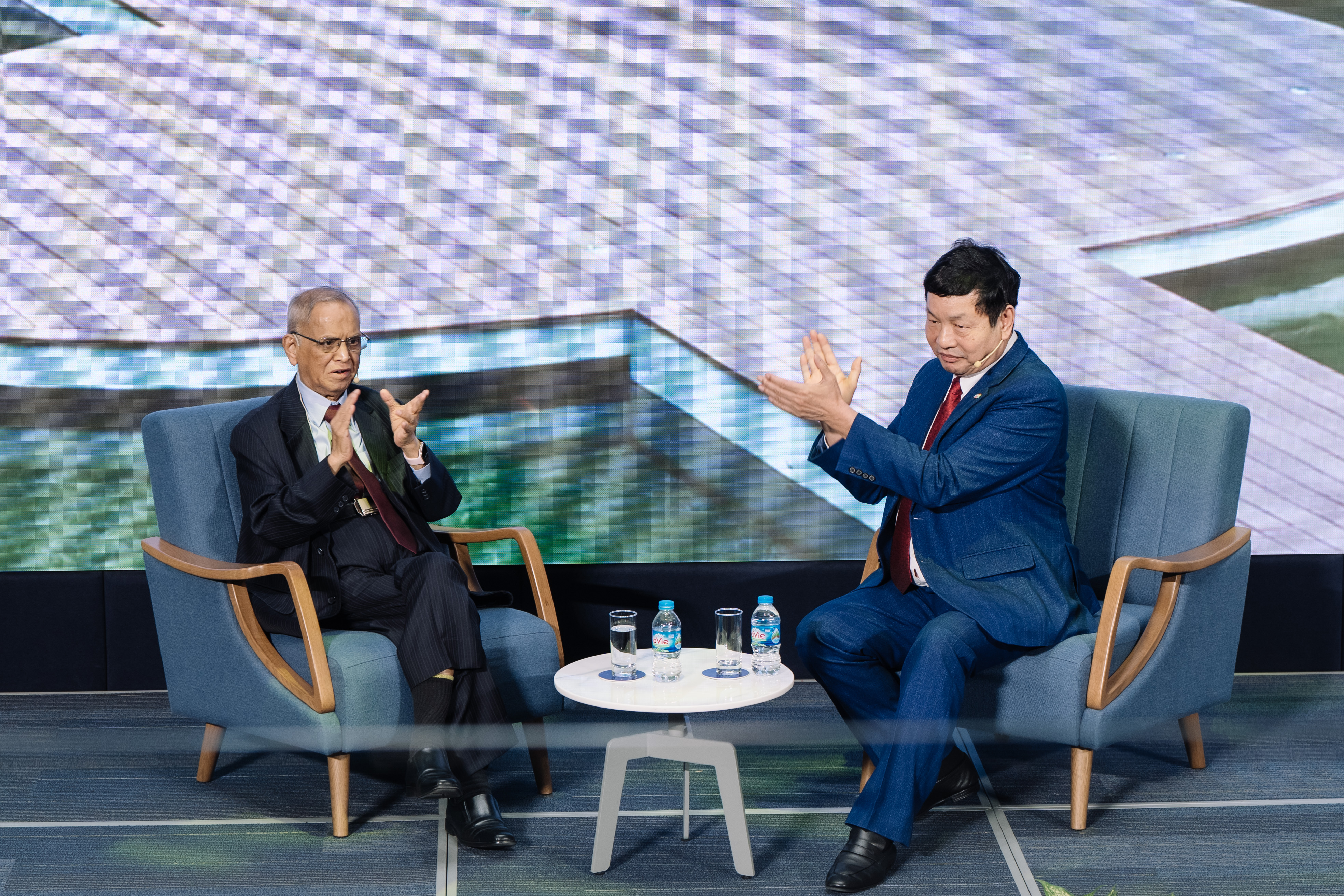 Ông Nagavara Ramaroa Narayana Murthy, nguyên Chủ tịch, người sáng lập Tập đoàn Infosys (Ấn Độ) và Chủ tịch FPT Trương Gia Bình tại buổi đối thoại chiều 20/5.