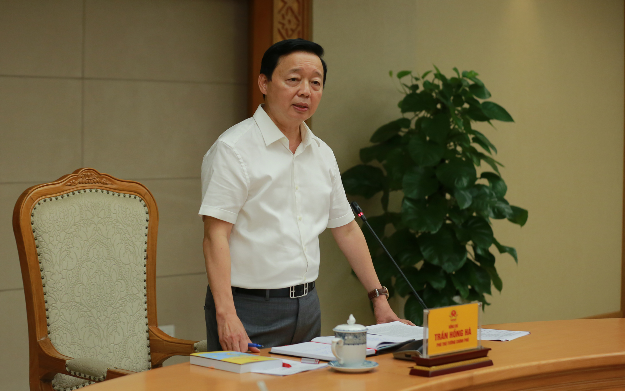 Phó Thủ tướng Trần Hồng Hà: Dự thảo các nghị định hướng dẫn Luật Đất đai phải bám sát, thể chế hóa đầy đủ những nội dung trong luật giao cho Chính phủ hướng dẫn chi tiết, không bỏ sót; kết nối, đồng bộ với các luật khác, không mâu thuẫn, chồng chéo, vượt cấp; mang hơi thở, tiếng nói của thực tiễn cuộc sống.