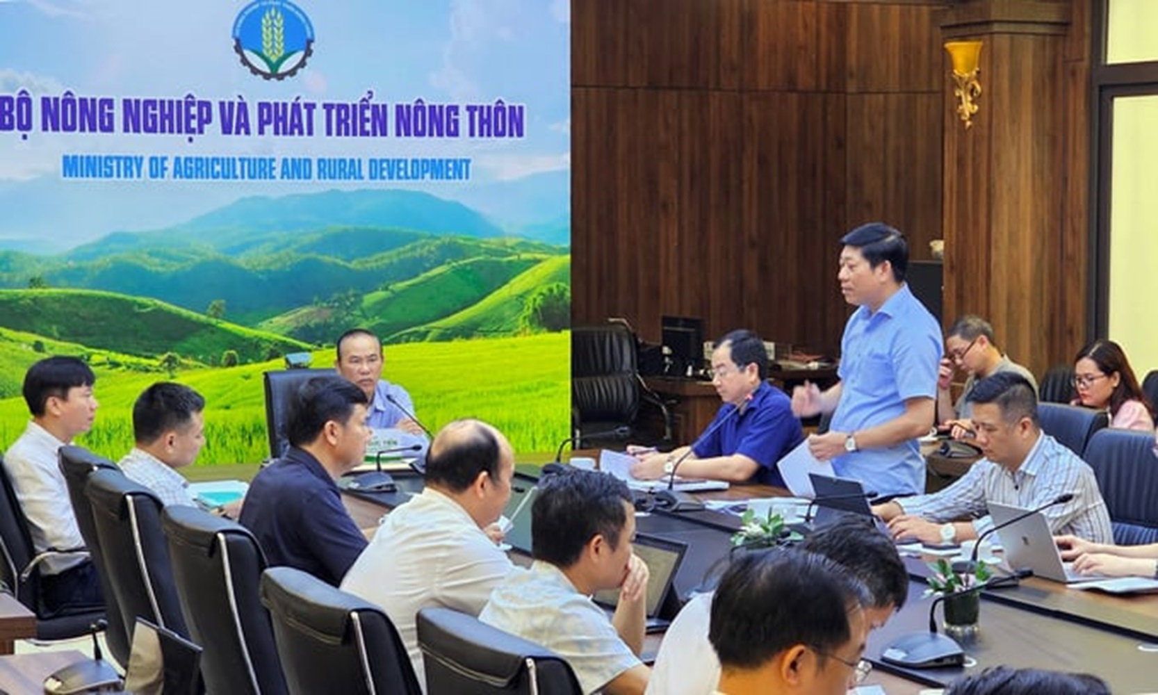 Quang cảnh cuộc họp.