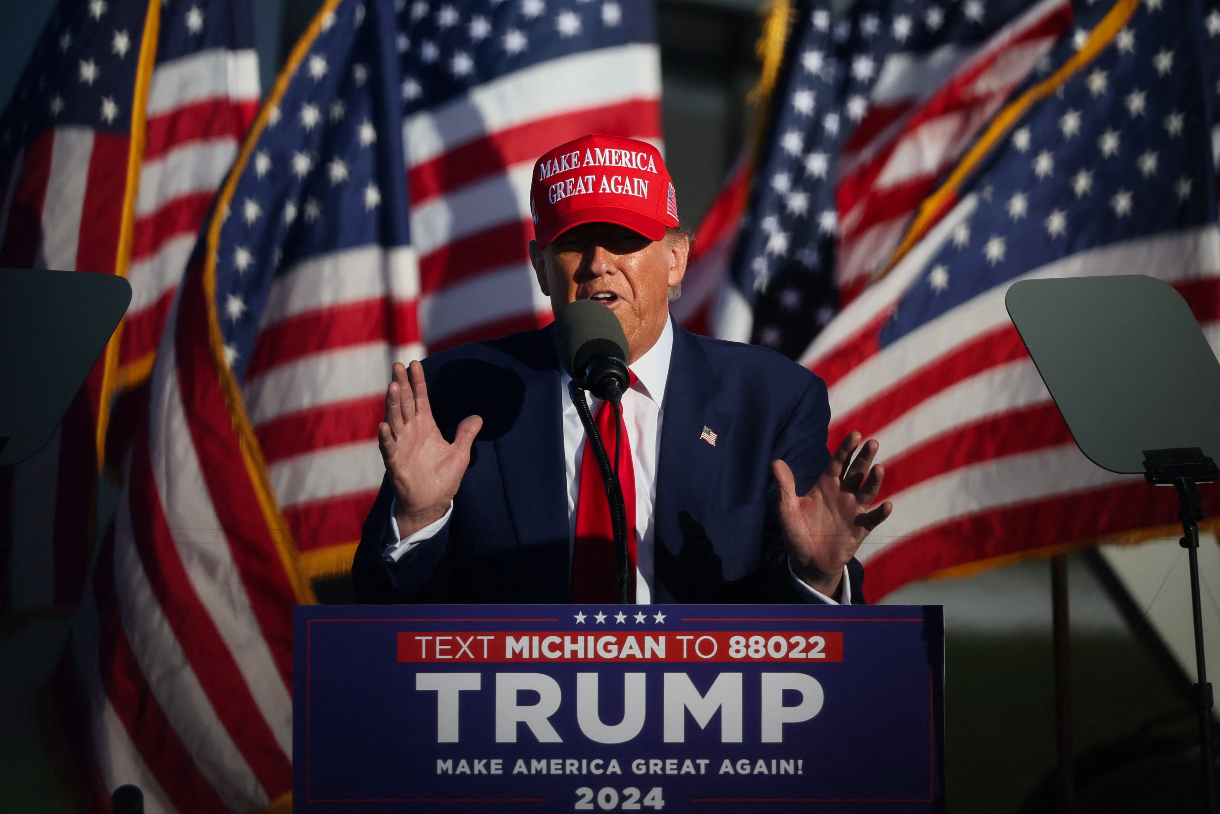 Ông Trump dự kiến tái đấu với ông Biden trong cuộc bầu cử tổng thống năm nay - Ảnh: Reuters