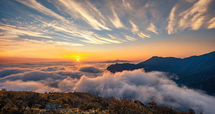 Khung cảnh núi rừng hùng vĩ, mùa đông Việt Nam nổi bật nhất là khung cảnh mây vờn ở núi rừng Tây Bắc.