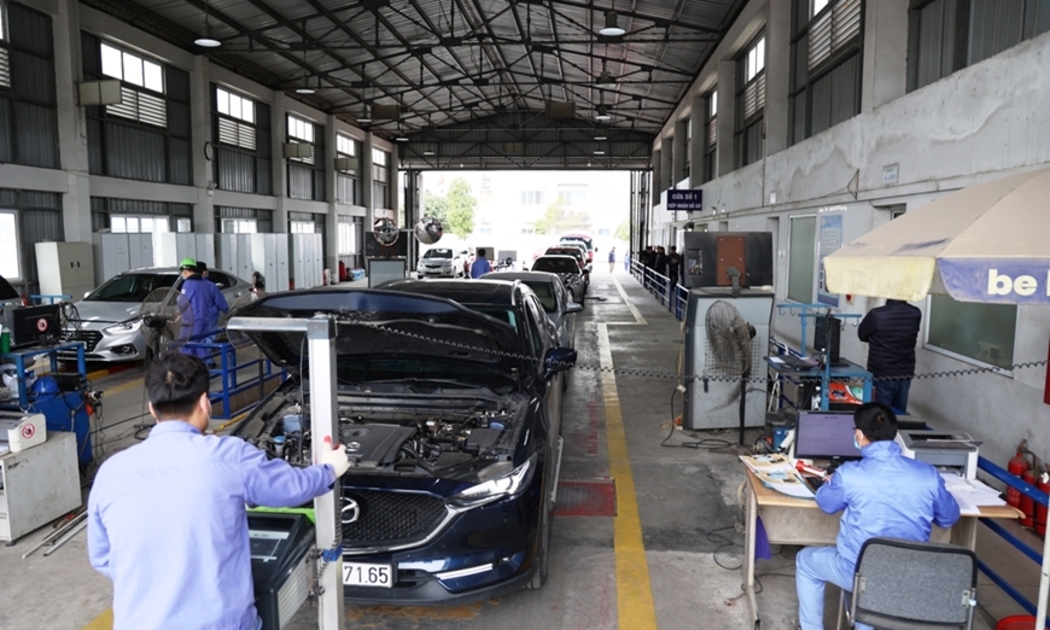 Tình trạng ùn tắc đăng kiểm tại các địa phương sẽ xảy ra khi 91 trung tâm đăng kiểm nguy cơ đóng cửa - Ảnh minh họa.