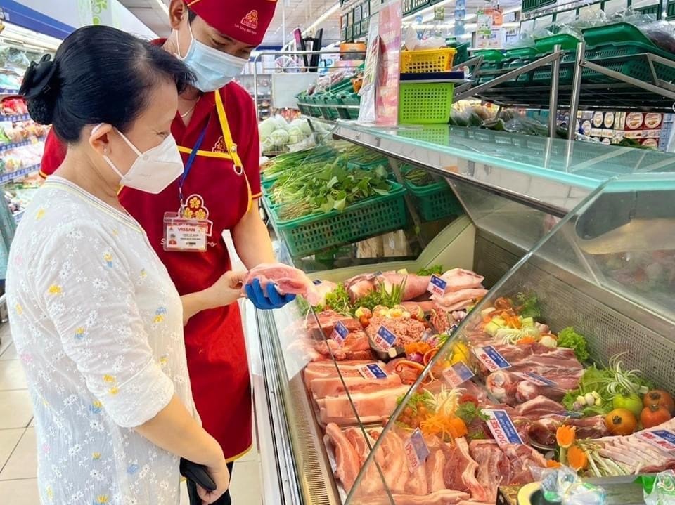 Trong khi nhóm sản phẩm thiết yếu vẫn có tăng trưởng dương thì các mặt hàng không thiết yếu có sức mua hiện thấp hơn cùng kỳ năm 2023 đến 2 con số.