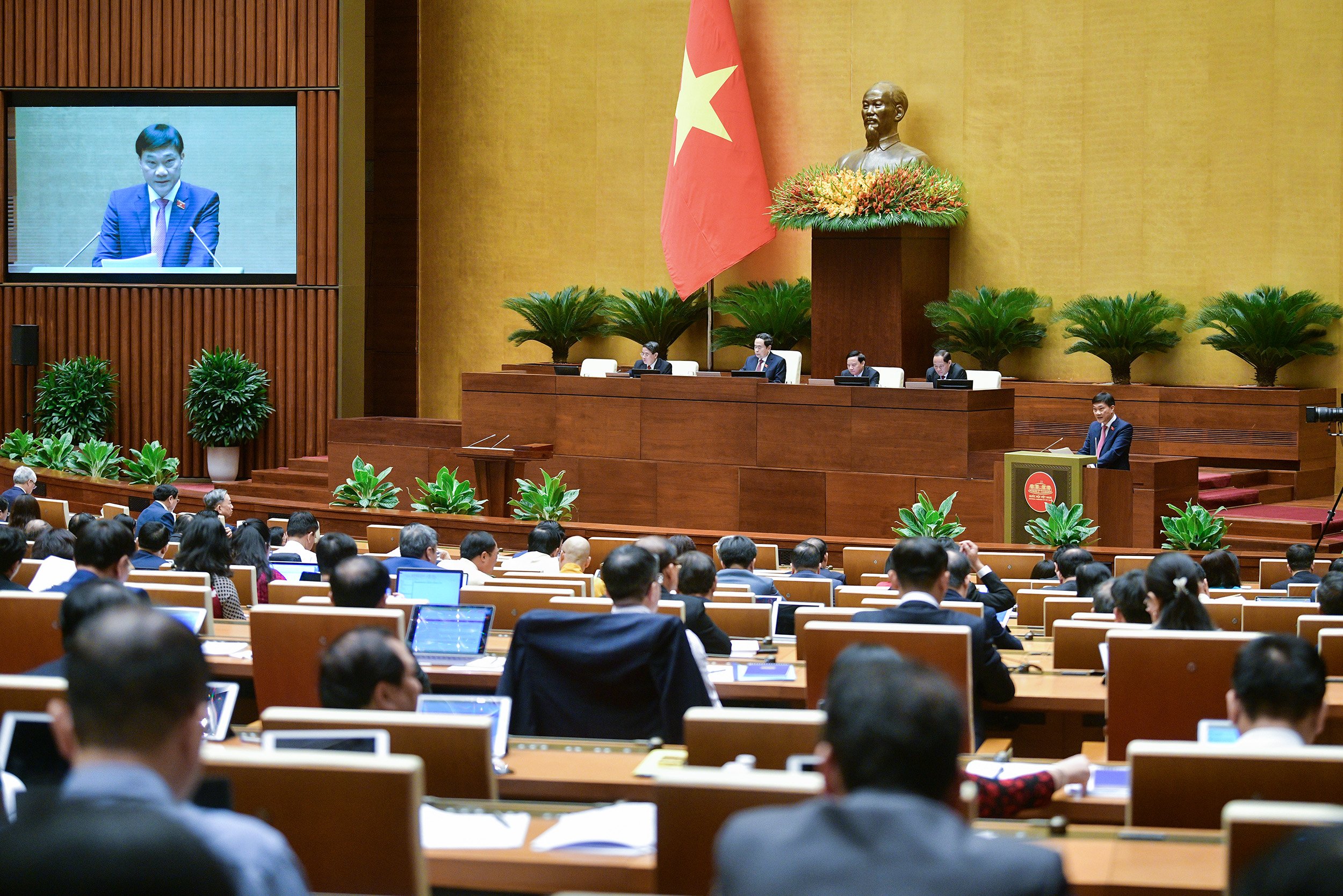 Chủ nhiệm Ủy ban Kinh tế Vũ Hồng Thanh trình bày báo cáo thẩm tra.