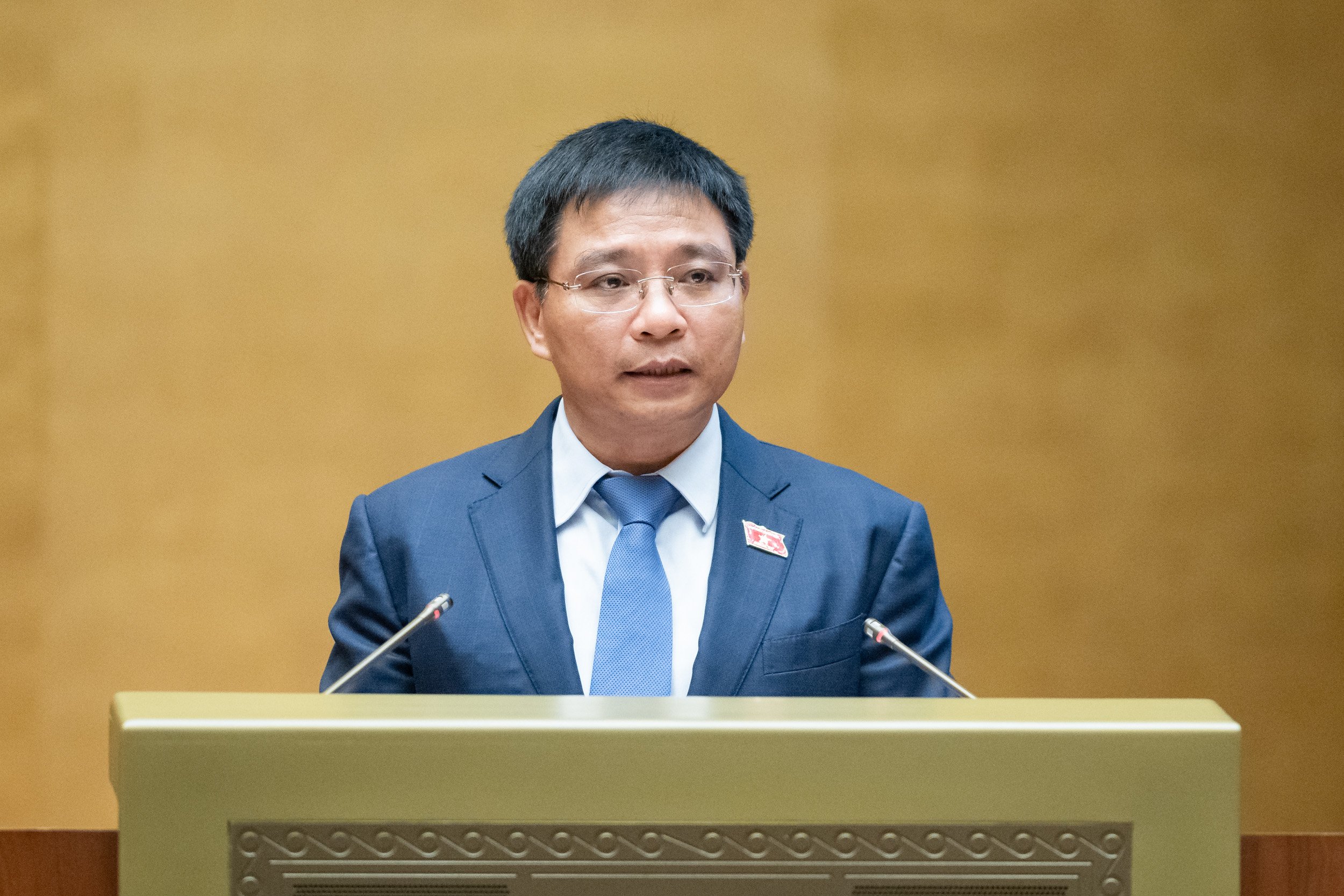 Bộ trưởng Bộ Giao thông vận tải Nguyễn Văn Thắng trình bày tờ trình về chủ trương đầu tư dự án đầu tư xây dựng đường cao tốc Bắc - Nam phía Tây đoạn Gia Nghĩa (Đắk Nông) - Chơn Thành (Bình Phước) chiều ngày 22/5. Ảnh: Quochoi.vn.