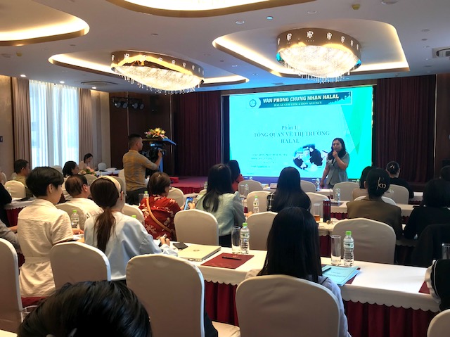 Bà Nguyễn Thị Ngọc Hằng, Giám đốc Marketing, Văn phòng chứng nhận Halal Việt Nam trình bày các nội dung liên quan đến thị trường Halal; tiềm năng thị trường Hồi giáo. Ảnh: Ngô Anh Văn.