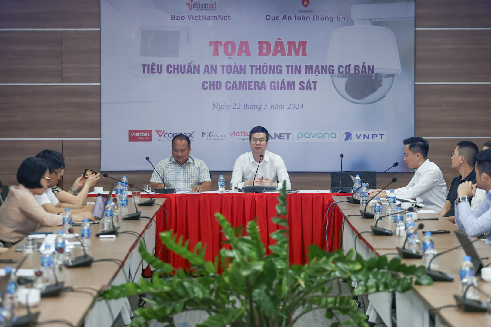 Toạ đàm “Tiêu chuẩn an toàn thông tin mạng cơ bản cho camera giám sát” sáng ngày 22/5.