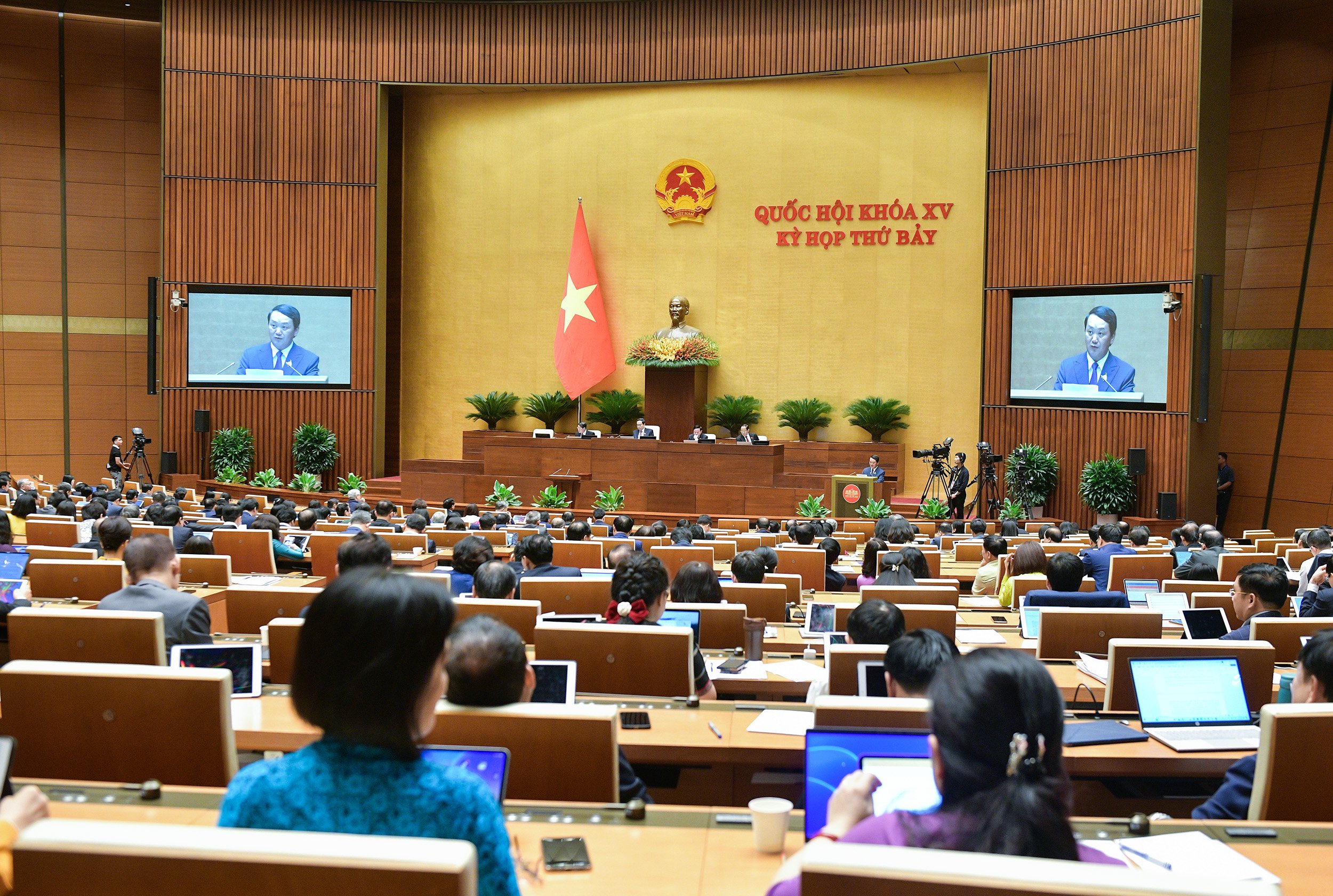 Quốc hội nghe tờ trình, báo cáo về điều chỉnh chủ trương đầu tư Chương trình mục tiêu quốc gia phát triển kinh tế - xã hội vùng đồng bào dân tộc thiểu số và miền núi. Ảnh: Quochoi.vn.