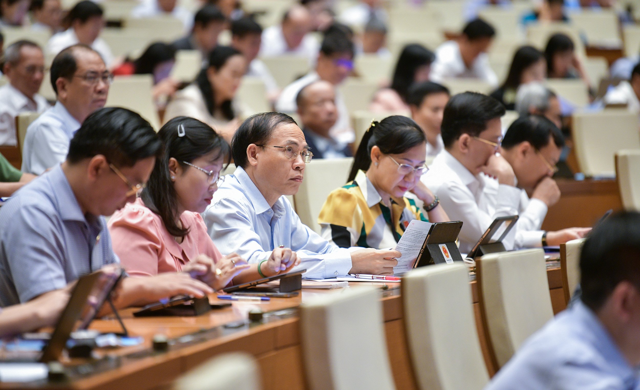 Không nên bổ sung nhóm đối tượng không được đăng ký tham gia đấu giá là “Cha, mẹ, vợ, chồng, con, anh ruột, chị ruột, em ruột", vì quy định này không phù hợp.
