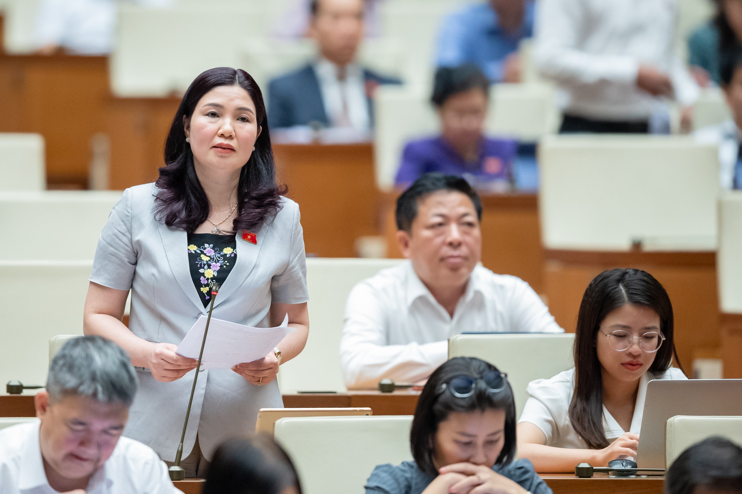 Đại biểu Trần Thị Vân, đoàn Bắc Ninh, góp ý dự thảo luật tại hội trường chiều ngày 22/5/2024.
