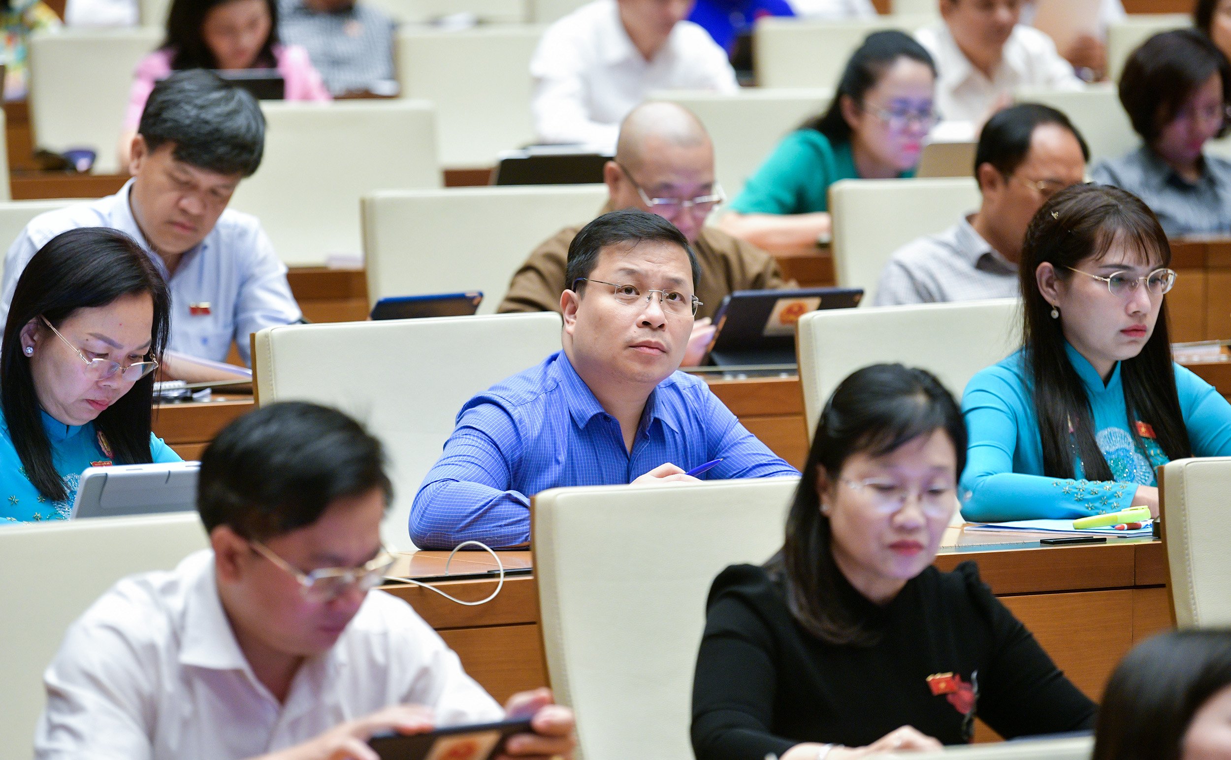 Các đại biểu họp phiên toàn thể tại hội trường về dự thảo Luật Trật tự, an toàn giao thông đường bộ. Ảnh: Quochoi.vn