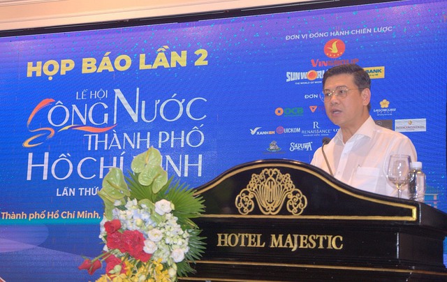 Ông Nguyễn Văn Dũng, Phó Chủ tịch UBND TP.HCM phát biểu tại họp báo. Ảnh: PA.