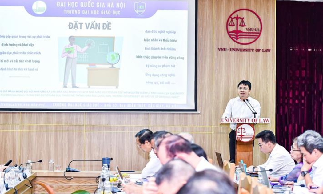 PGS.TS Lê Thái Hưng, Phó Hiệu trưởng Trường Đại học Giáo dục, Đại học Quốc gia Hà Nội trao đổi tại hội thảo. Ảnh: MOET.