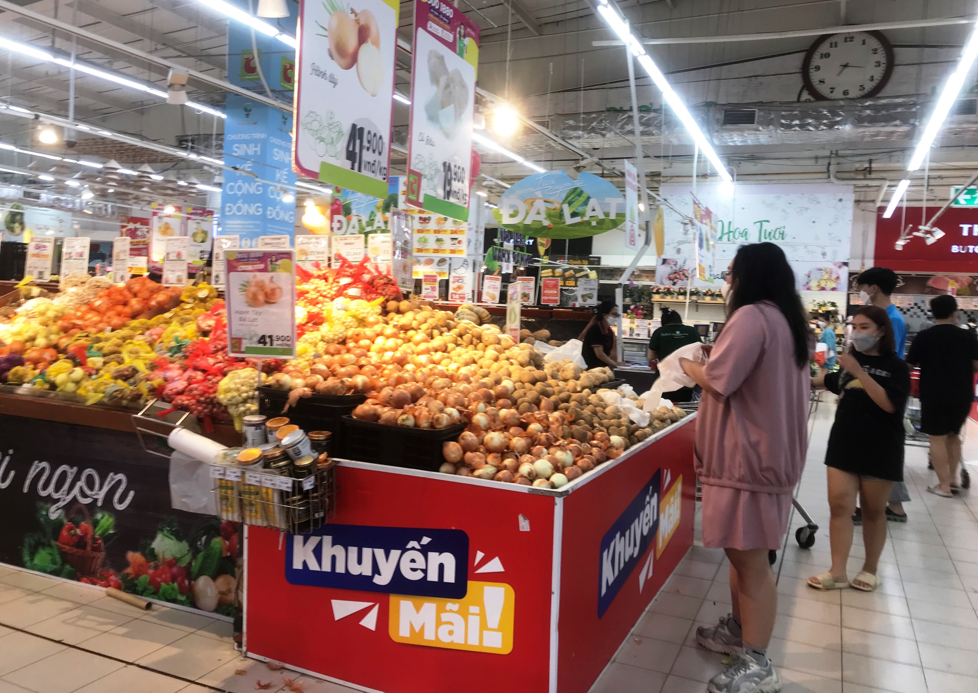 Nhiều chương tr&igrave;nh khuyến mại tập trung tại TP.HCM v&agrave; H&agrave; Nội tiếp tục được &aacute;p dụng nhằm tăng cường kết nối doanh nghiệp với người ti&ecirc;u d&ugrave;ng.