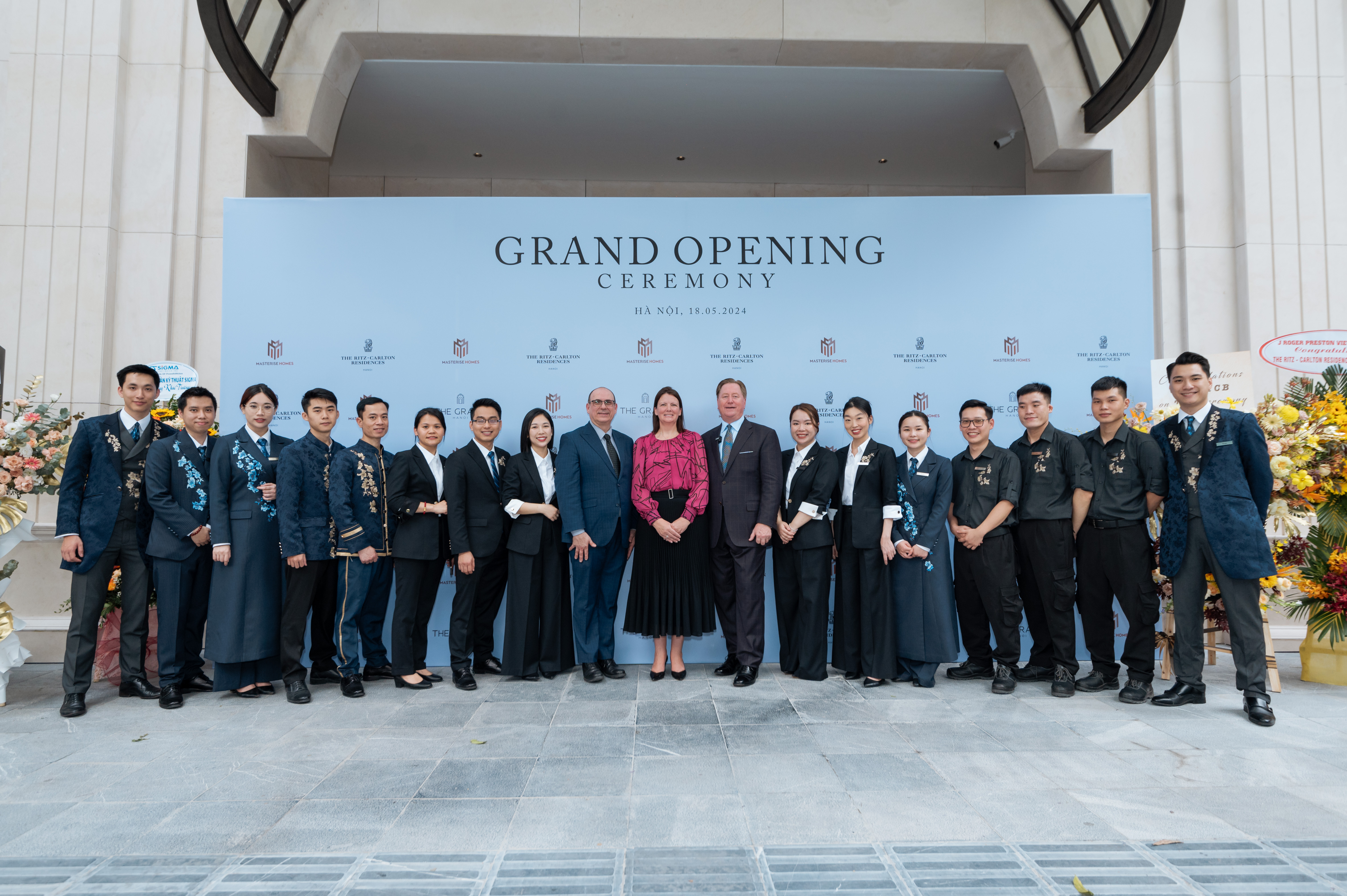 Đội ngũ Qu&yacute; &ocirc;ng Qu&yacute; b&agrave; Ritz-Carlton c&ugrave;ng c&aacute;c l&atilde;nh đạo cấp cao của Marriott International trong lễ khai trương. Ảnh: Masterise Homes.