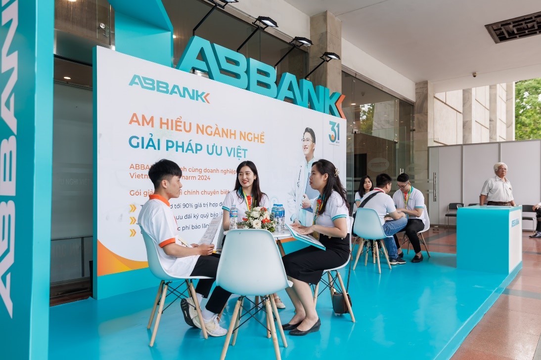 ABBANK đồng h&agrave;nh c&ugrave;ng c&aacute;c doanh nghiệp với c&aacute;c giải ph&aacute;p t&agrave;i ch&iacute;nh chuy&ecirc;n biệt tại Triển l&atilde;m quốc tế chuy&ecirc;n ng&agrave;nh Y dược Việt Nam lần thứ 31 (Vietnam Medi-Pharm 2024), tổ chức tại H&agrave; nội từ ng&agrave;y 9 - 12/5/2024.