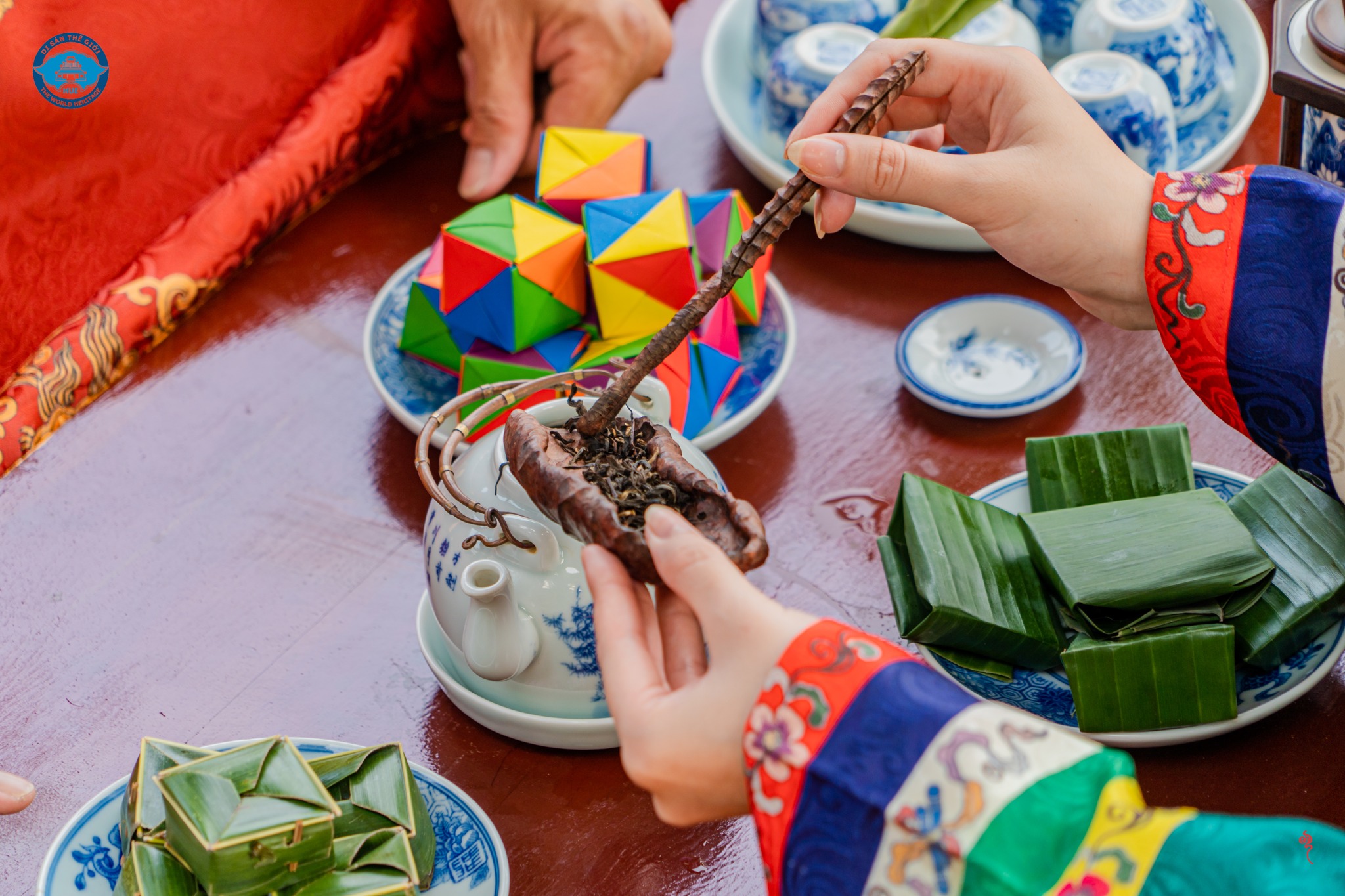 Uống tr&agrave; kiểu Huế cũng được n&acirc;ng l&ecirc;n h&agrave;ng nghệ thuật.