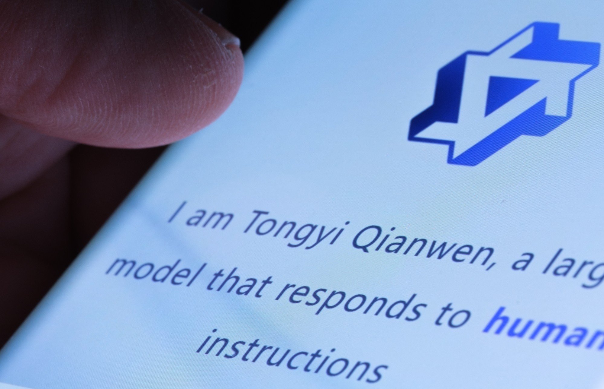 Tongyi Qianwen hay còn gọi là Qwen là một nhóm mô hình ngôn ngữ lớn được phát triển bởi Alibaba  