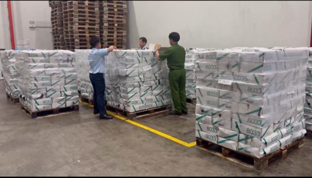 Thu giữ 11,9 tấn dạ dày lợn đông lạnh nhập lậu.