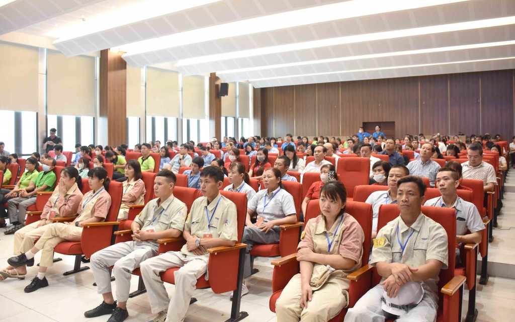 Công nhân tham dự cuộc đối thoại.