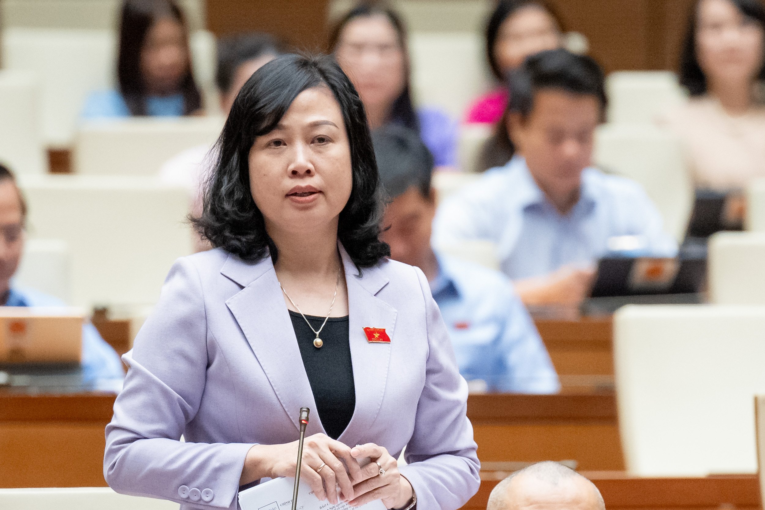 Bộ trưởng Bộ Y tế Đào Hồng Lan thông tin tại phiên họp Quốc hội chiều 23/5. Ảnh: Quochoi.vn.