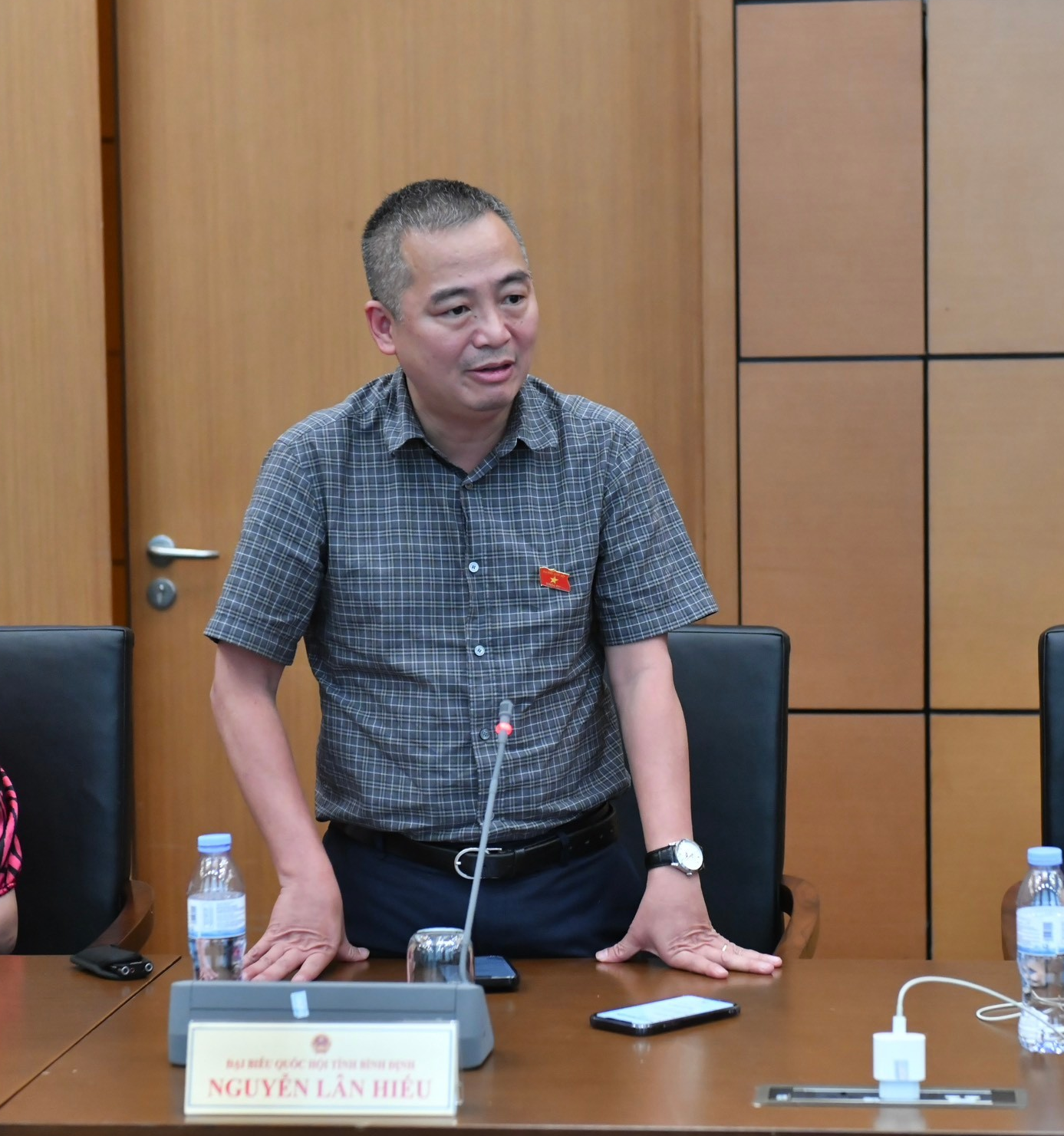 Đại biểu Nguyễn Lân Hiếu, đoàn Bình Định, phát biểu trong buổi thảo luận tại tổ.