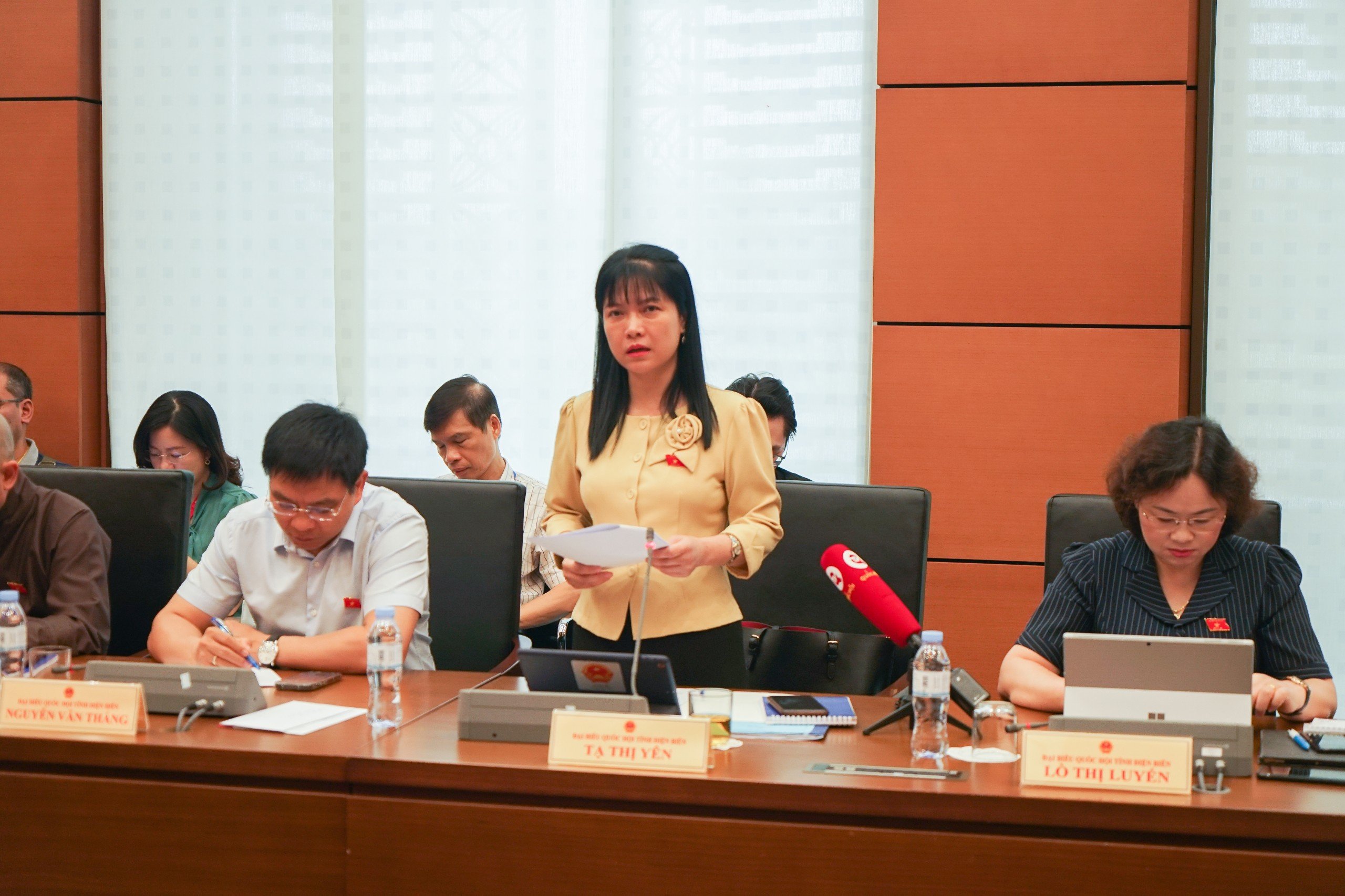Đại biểu Tạ Thị Yên, đoàn Điện Biên, phát biểu tại hội trường.