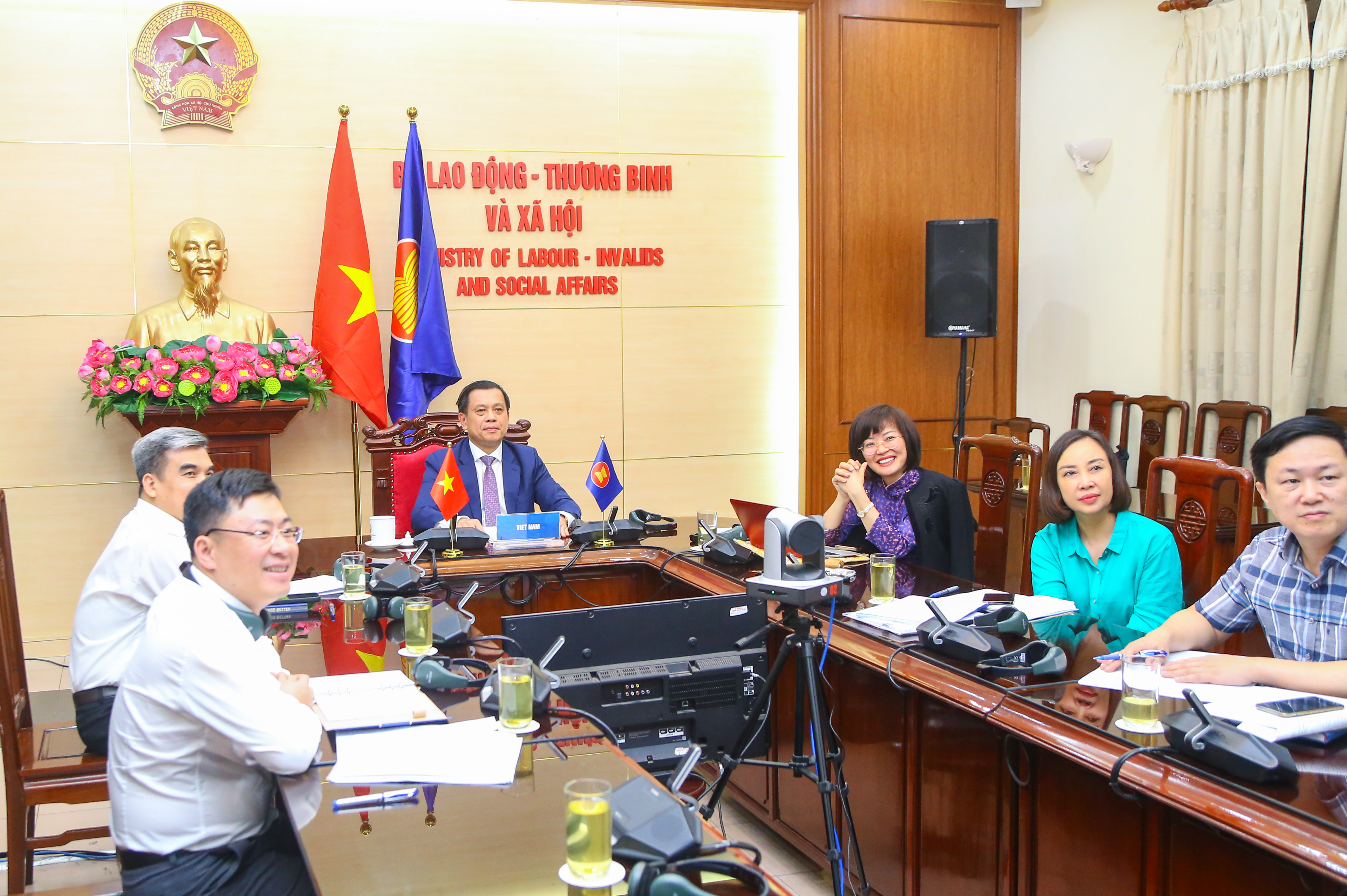 Đoàn Việt Nam dự Hội nghị Bộ trưởng lần thứ 4 về Hợp tác lao động giữa các nước Campuchia, Lào, Myanmar, Thái Lan và Việt Nam (CLMTV) tại điểm cầu Hà Nội. Ảnh: MOLISA.