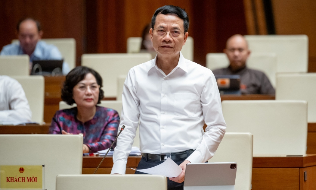 Bộ trưởng Bộ Thông tin và Truyền thông Nguyễn Mạnh Hùng giải trình làm rõ vấn đề đại biểu Quốc hội nêu về tình trạng lừa đảo trực tuyến tại phiên thảo luận chiều ngày 23/5/2024.