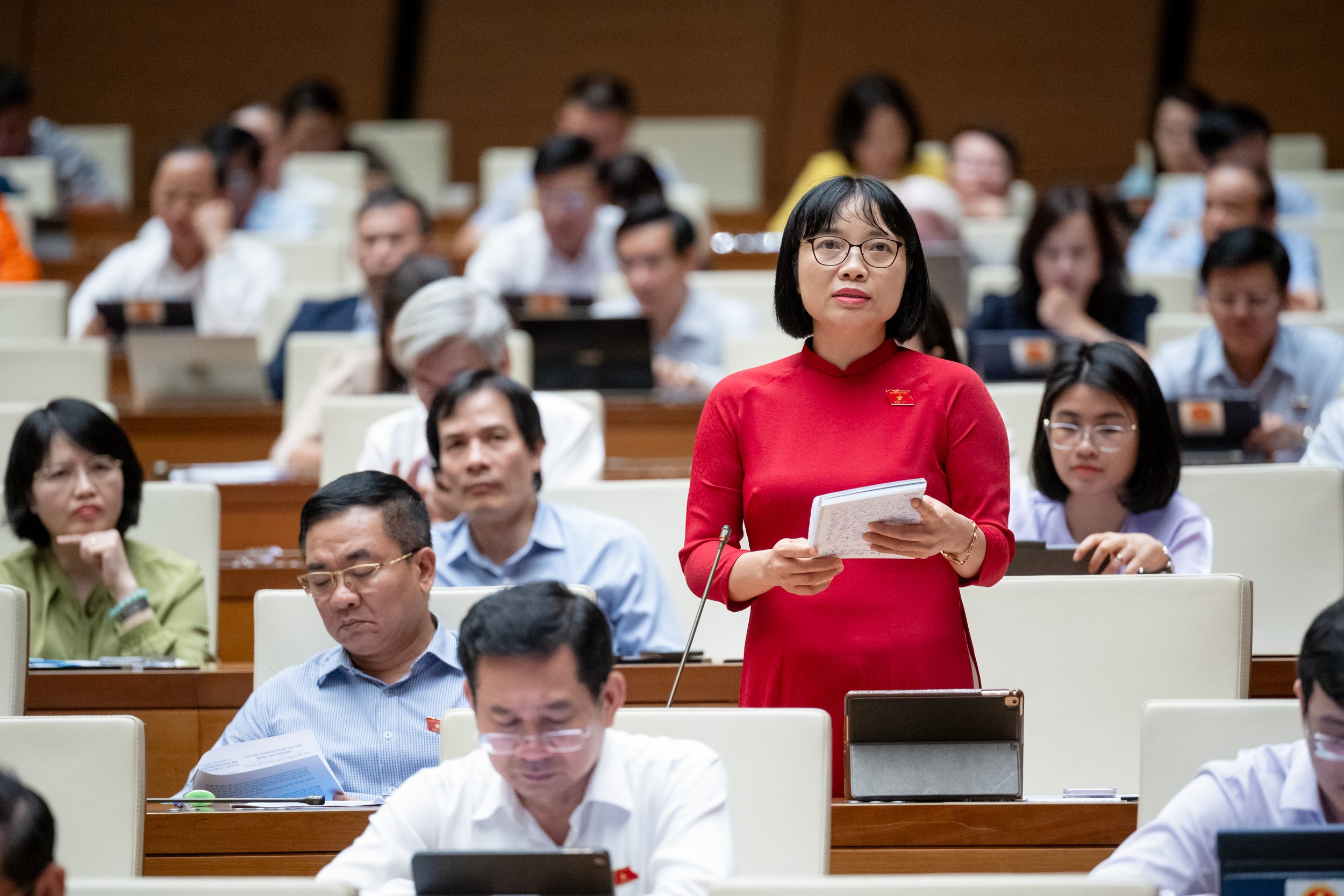 Đại biểu Nguyễn Thị Việt Nga, đoàn Hải Dương, phát biểu tại hội trường chiều ngày 23/5.