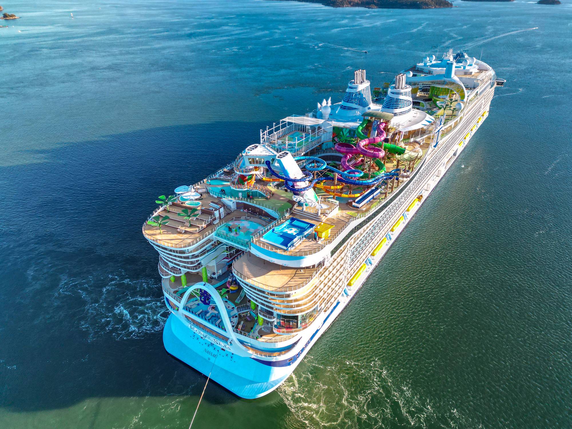 Một con t&agrave;u lớn như Icon of the Seas c&oacute; thể đốt &iacute;t nhất 150 tấn nhi&ecirc;n liệu/ng&agrave;y v&agrave; thải ra nhiều lưu huỳnh hơn v&agrave;i triệu &ocirc; t&ocirc;.