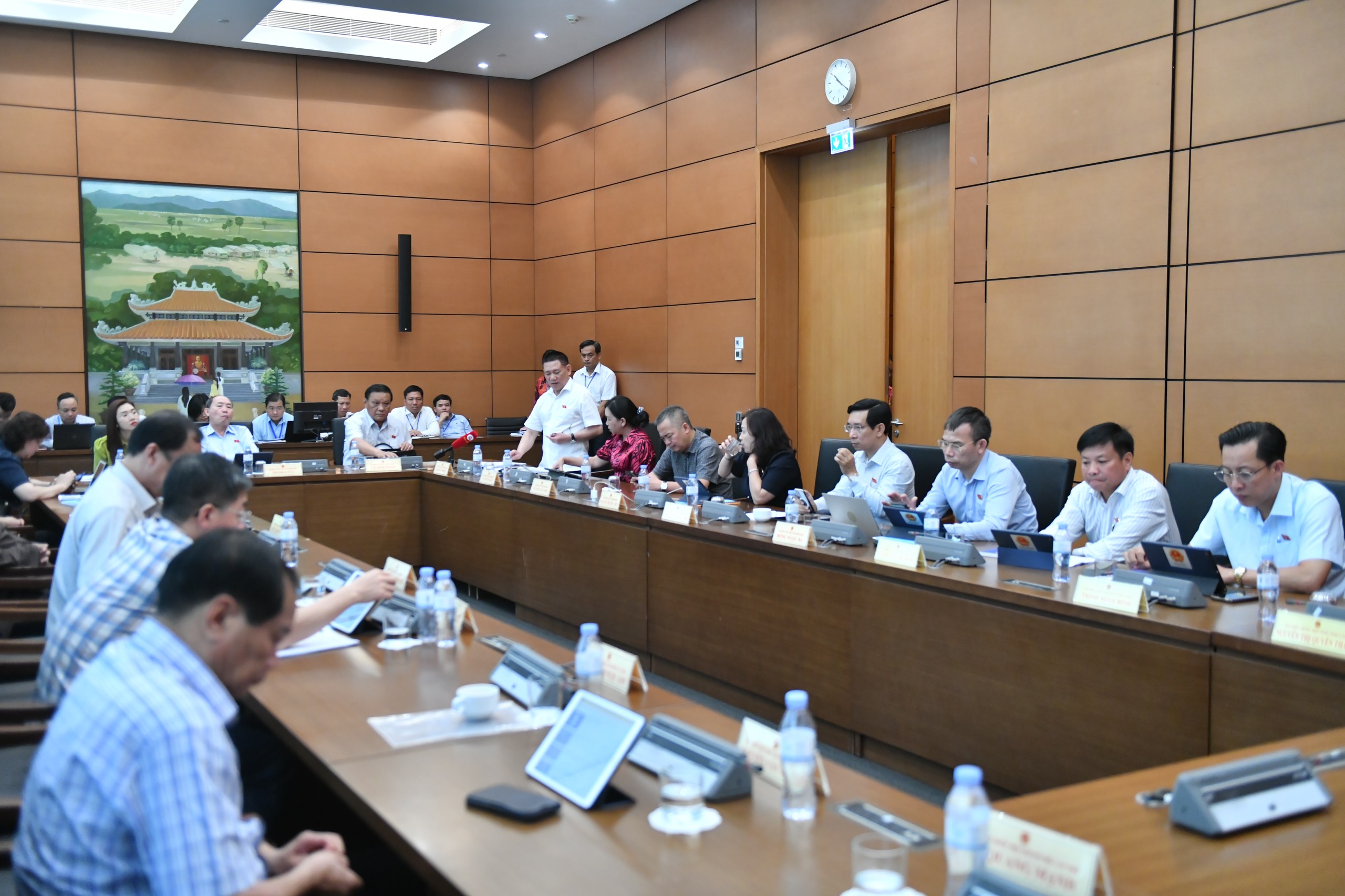 Các đại biểu Quốc hội thảo luận tại tổ sáng ngày 23/5/2024.