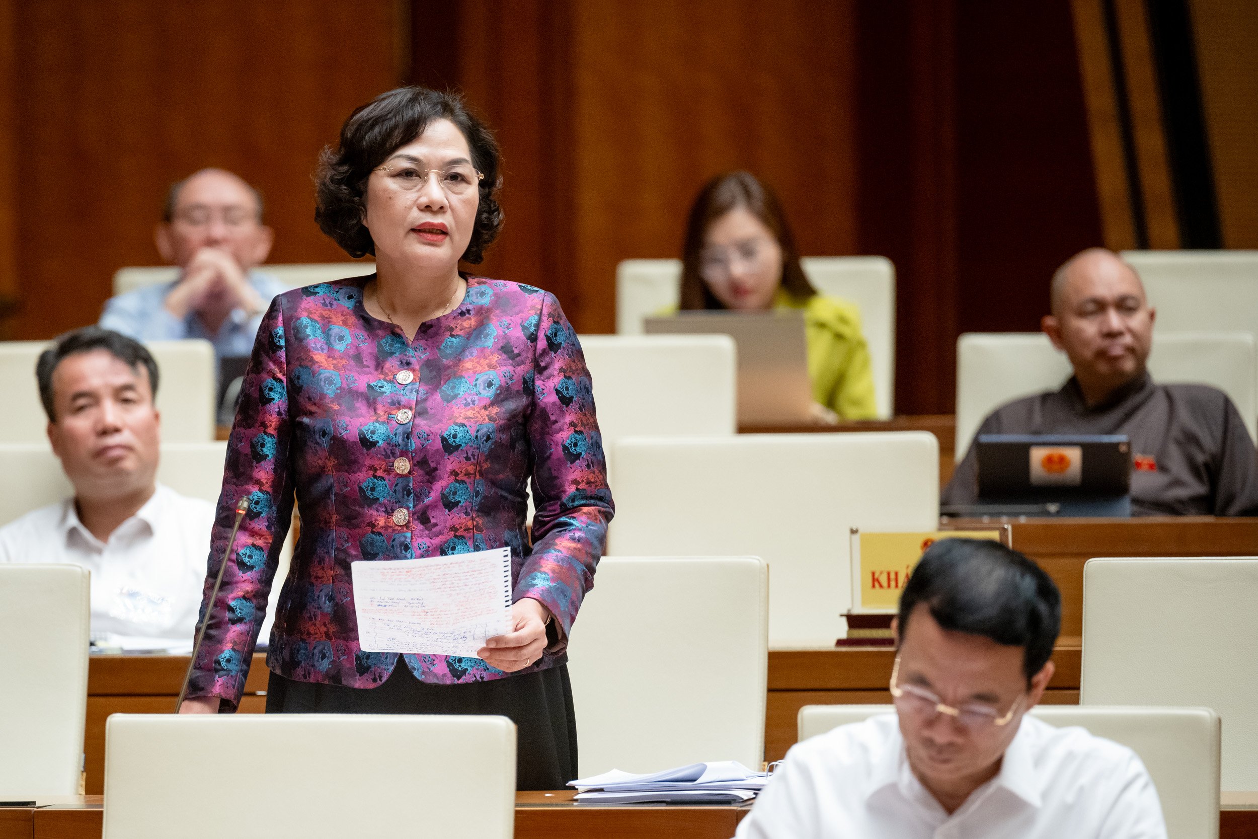 Thống đốc Ngân hàng Nhà nước Nguyễn Thị Hồng phát biểu tại hội trường.