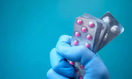 Hết thu hồi vaccine, AstraZeneca lại gặp khó với thuốc ung thư