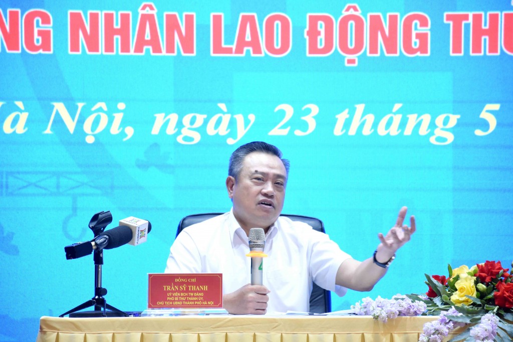 Chủ tịch Ủy ban nhân dân TP. Hà Nội Trần Sỹ Thanh đối thoại với công nhân.