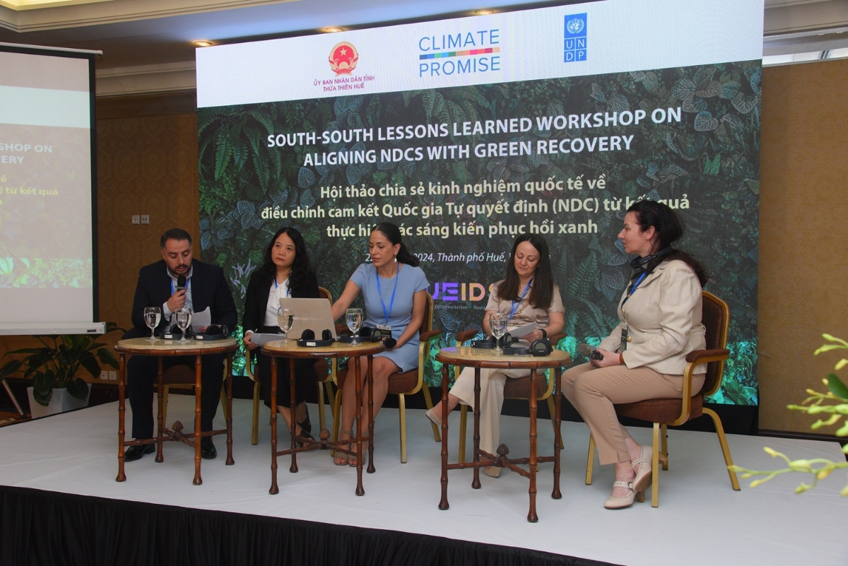 Phi&ecirc;n tọa đ&agrave;m tại hội thảo.