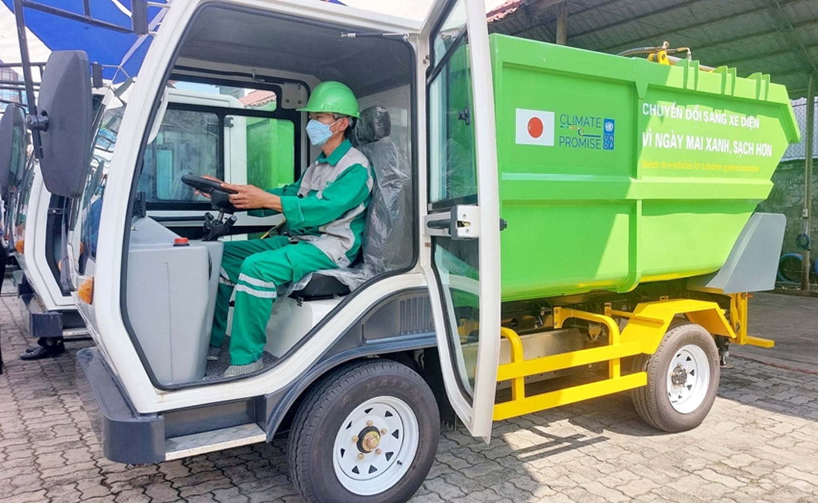 Đưa xe tải điện vào thu gom và vận chuyển rác thải tại Thành phố Huế.