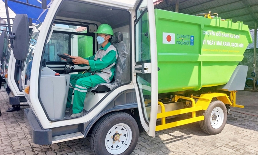 Đưa xe tải điện vào thu gom và vận chuyển rác thải tại Thành phố Huế.